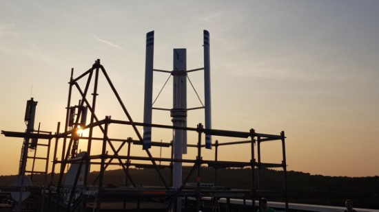 vertikale Kleinwindanlage mit 600W auf Unigebäude